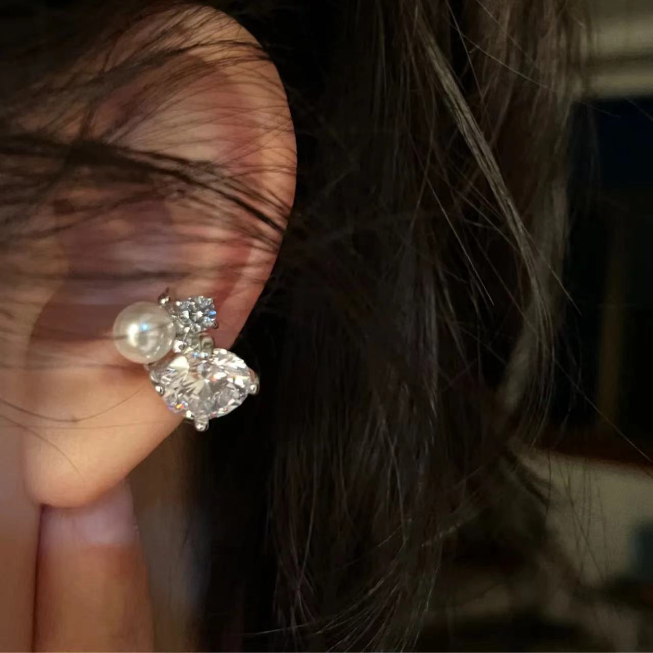 Ear Cuff No Piercing - ต่างหูหนีบประดับมุกเทียมและเพชรซิคอน 1 ชิ้น สำหรับผู้หญิง สไตล์พังก์ รูปทรงเรขาคณิต