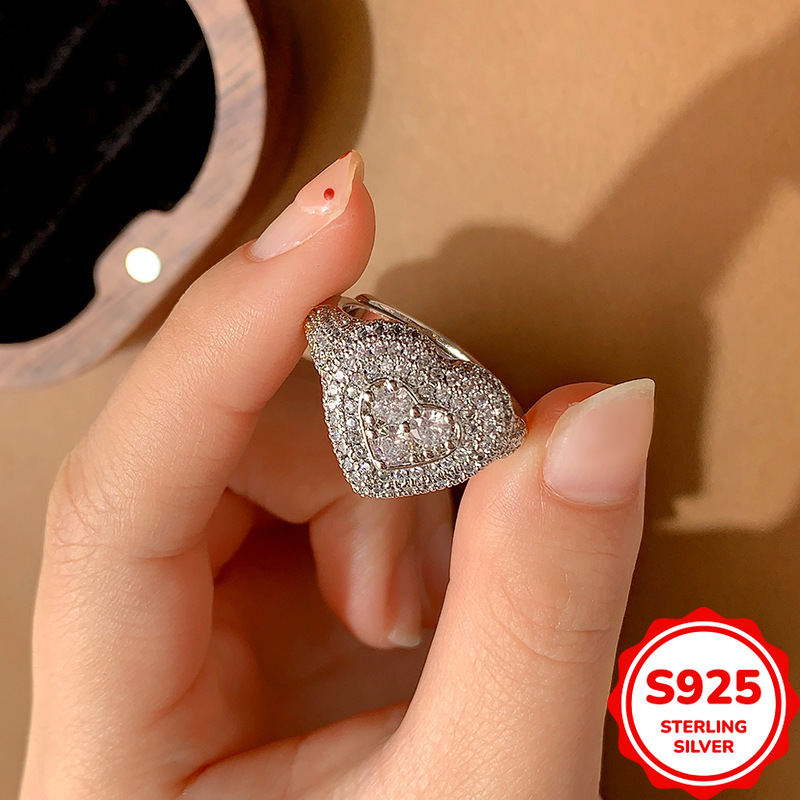 หรูหราและใช้งานได้หลากหลาย แหว - Statement Cocktail Ring บทวิจารณ์และราคา