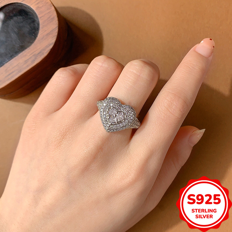 หรูหราและใช้งานได้หลากหลาย แหว - Statement Cocktail Ring บทวิจารณ์และราคา
